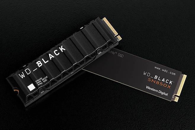 웨스턴디지털 블랙 SN850X NVMe SSD. 여기서 NVMe는 PCIe 기반의 SSD로, 가로 22mm, 길이 80mm의 칩셋 형태로 돼있다. 출처=웨스턴디지털