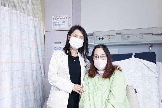 22일 삼성서울병원에서 만난 박성지 삼성서울병원 순환기내과 교수와 산모 최씨. 병원 제공