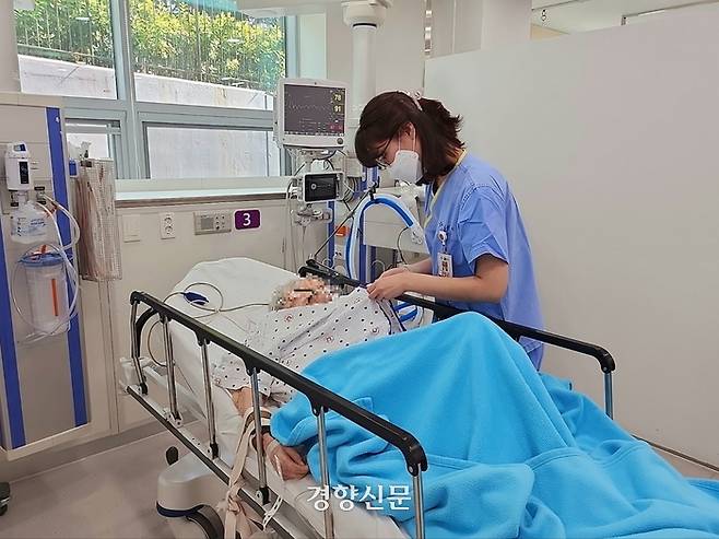 정 간호사가 90대 고령환자의 긴급 간호차치가 끝난 이후에도 환자 기저귀를 갈고 환자복 매무새를 정리했다. (환자가 떨어지지 않도록 고정해 놓은 것은 보호자 동의 하에 진행됐다) 유선희 기자
