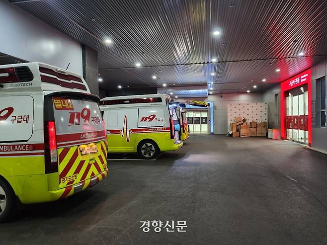 새벽에도 구급차 행렬은 끊이지 않았다. 구급차는 서울 지역뿐만 아니라 경기와 전남에서까지 왔다. 유선희 기자