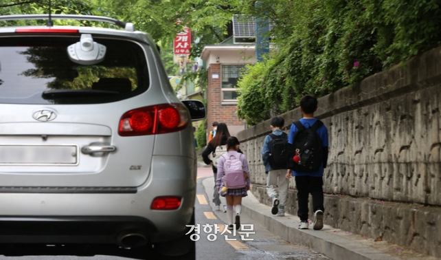 한 초등학교로 등교하는 아이들이 아파트 인근 차도를 걷고 있다. 경향신문 자료사진