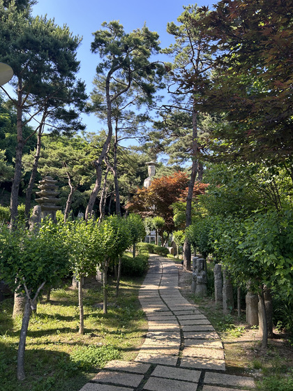 The gardens of the Museum Wave remain as the original Korean Stone Art Museum, with its many rock figurines that blend well with the natural scenery. [SHIN MIN-HEE]