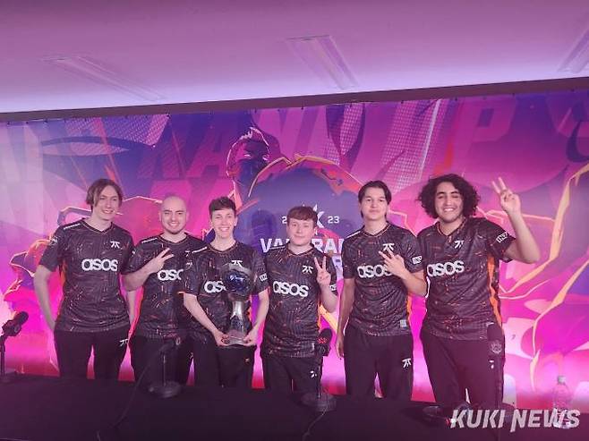 우승컵을 들고 기념사진을 찍는 프나틱 선수단.&nbsp; &nbsp;사진=김찬홍 기자