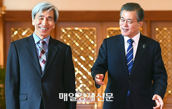 Former Sungkonghoe University professor Jeong Hae-gu, left, and  South Korea’s former President Moon Jae-in [Photo by Kim Jae-hoon]