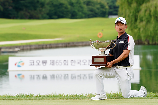 한승수가 KGA 내셔널 타이틀이자 KPGA 코리안투어 메이저대회로 열린 ‘코오롱 제65회 한국오픈’ 우승 후 기념 촬영을 하고 있다. 사진=한국골프협회 제공