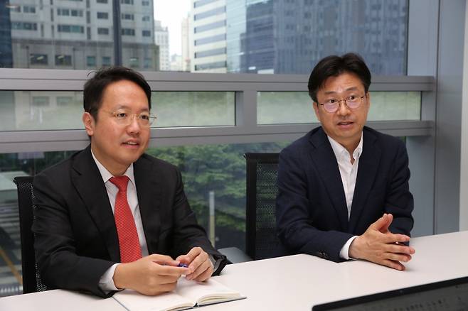 삼성증권 이기덕 CM(캐피털마켓) 본부장(좌), 설재엽 경기기업금융지점장(우) /사진제공=삼성증권
