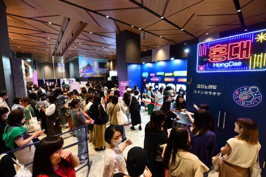 지난 24일 일본 도쿄에서 열린 ‘2023 SEOUL EDITION in TOKYO’에서 방문객이 부스에 참여하기 위해 줄을 서고 있다. 서울시청 제공.