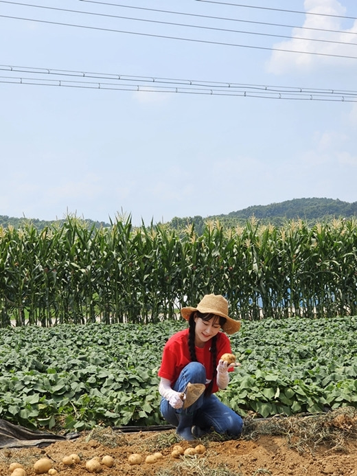 Singer Kim Eui-young is continuing her good deeds.Kim Eui-young recently donated potatoes grown directly to Nonsan Food Bank in Nonsan City, Chungnam Province, according to his agency General Entertainment.Kim Eui-young, who has been harvesting potatoes with his aunts grandfather Lee Soon-hong for five years, decided to donate some of the harvest to low-income people who need help.Kim Eui-young, who has been in a relationship with the food bank since last year by donating potatoes harvested directly, said, Im glad to be able to donate potatoes harvested by sweat to those who need help, adding, Its a small sharing, but I hope many people will be able to focus on good things starting with me.Food Bank is a project that delivers food and household goods donated by companies or individuals directly to low-income families or vulnerable social welfare facilities in crisis.The potatoes donated by Kim Eui-young will be supported as a side dish to provide free meals for people with disabilities at a cathedral in Gongju City.Kim Eui-young is actively performing with broadcasts and performances with his first full-length album Just a hundred years released last December.