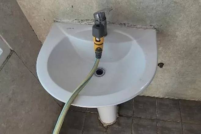화장실 세면대에 연결된 호스. 온라인커뮤니티 캡처