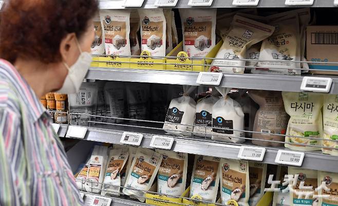 후쿠시마 원전 오염수 방류 소식에 생산량 감소까지 겹치면서 천일염 가격이 폭등하는가 하면 곳곳에서 품귀현상까지 나타나고 있는 가운데 15일 오전 서울시내 대형마트에서 시민들이 소금을 구매하고 있다. 황진환 기자