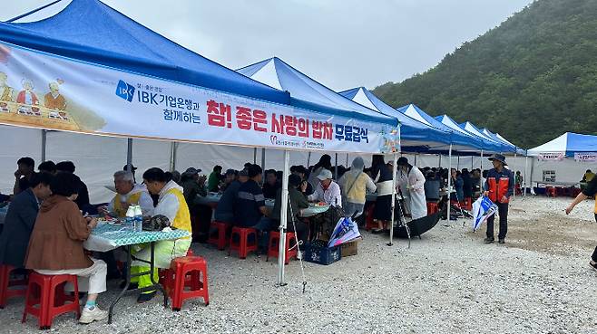 울진군과 IBK 기업은행이 함께 준비한 '참! 좋은 사랑의 밥차'. 울진군 제공