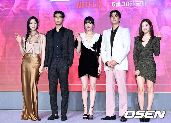 [OSEN=이대선 기자] 26일 오전 서울 마포구 호텔 나루 서울 엠갤러리에서 넷플릭스 오리지널 시리즈 ‘셀러브리티’ 제작발표회가 열렸다. 배우 이청아, 강민혁, 박규영, 이동건, 전효성이 포토타임을 가지고 있다. 2023.06.26 /sunday@osen.co.kr