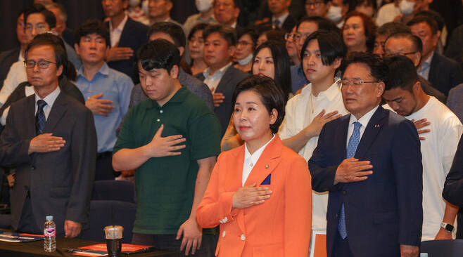 무소속 양향자 의원이 26일 서울 여의도 중소기업중앙회에서 열린 '한국의 희망' 창당발기인대회에서 국민의례를 하고 있다.