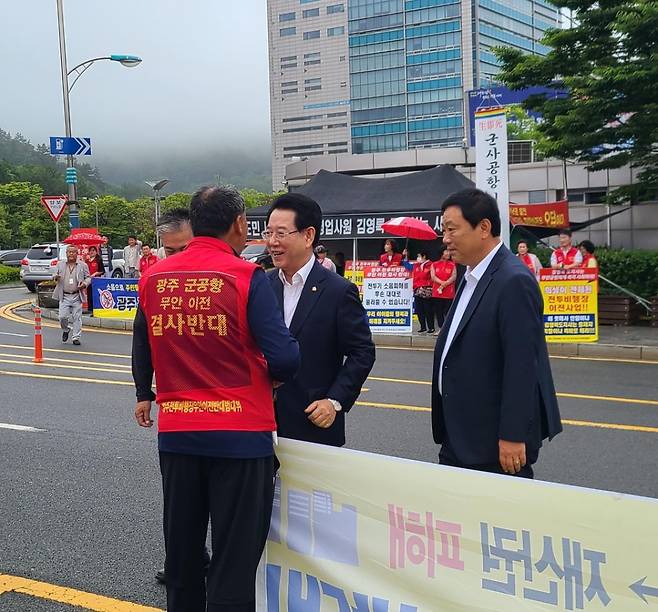 26일 오전 전남도청 앞 천막 농성장에서 '군공항 무안 이전 반대 범대위' 관계자를 만나는 김영록(왼쪽) 전남지사 ⓒ연합뉴스/전남도