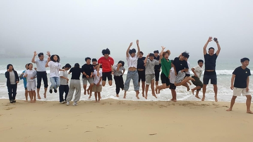 해변에서 즐거운 시간을 보내는 상주중학교 학생들 [상주중학교 제공. 재판매 및 DB 금지]
