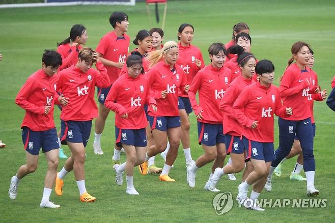 여자 축구대표팀 훈련 (파주=연합뉴스) 김주성 기자 = 2023 국제축구연맹(FIFA) 호주·뉴질랜드 여자 월드컵에 나서는 대표팀 선수들이 장맛비가 내리는 26일 오전 파주 국가대표팀트레이닝센터(NFC)에서 훈련하고 있다. 2023.6.26 utzza@yna.co.kr