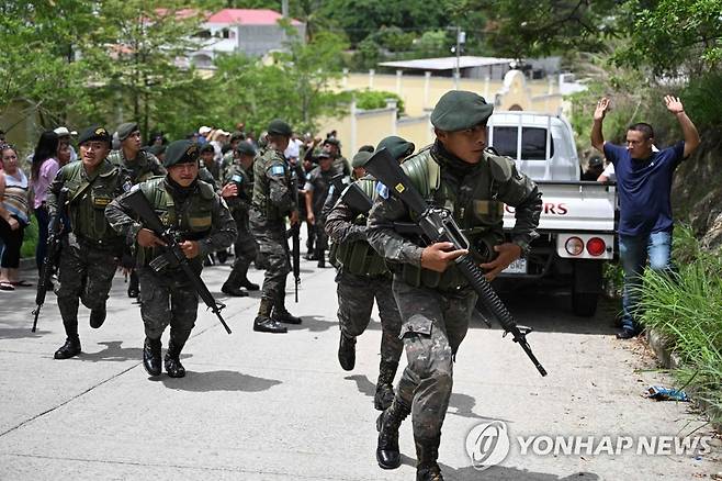 과테말라서 투표 방해 시위대 해산시키는 군인들 (산호세델골포[과테말라] AFP=연합뉴스) 25일(현지시간) 과테말라 수도 과테말라시티 인근 산호세델골포에서 대통령 선거 투표소가 시위대의 방해로 폐쇄됐다. 사진은 이날 군인들이 시위대를 해산시키기 위해 도착하고 있는 모습. 2023.6.26 danh2023@yna.co.kr