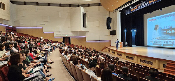 ▲ 수능전문가 오대교가 입시강연회를 진행하고 있다. (사진=오대교수능연구소)