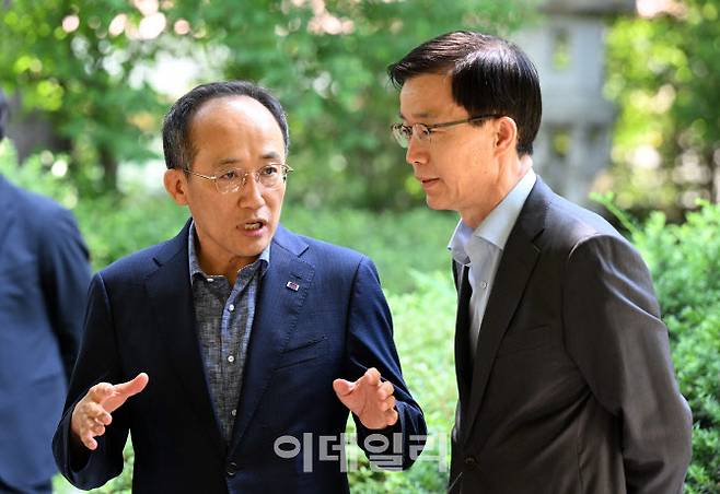 [이데일리 방인권 기자] 방문규 국무조정실장(오른쪽)이 추경호 경제부총리 겸 기획재정부 장관과 지난 18일 서울 종로구 삼청동 총리 공관에서 열린 고위당정협의회에서 이야기를 나누고 있다.