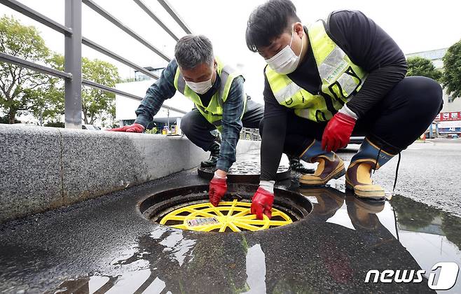 26일 광주 북구 건설과 하수방재팀 직원들이 장마철 집중호우에 대비 설치한 맨홀 추락방지 안전망 점검을 하고 있다. (광주 북구 제공) 2023.6.26/뉴스1