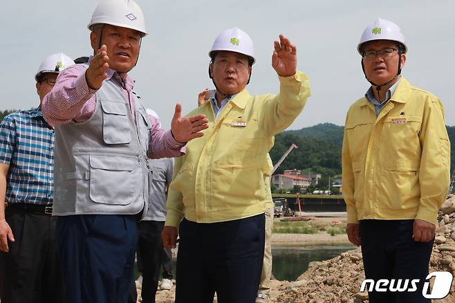 정영철 충북 영동군수가 주요 사업장을 둘러보고 있다. (영동군 제공) /뉴스1