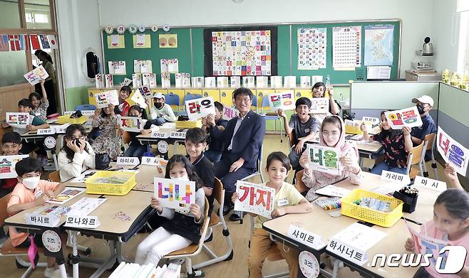 천창수 울산교육감이 울산교육감이 27일 오전 동구 서부초등학교 별관 4층 한국어 학급 교실에서 학생들과 기념 촬영하고 있다. (울산교육청 제공)