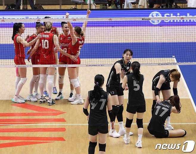 대한민국 여자 배구대표팀 김다은이 27일 오후 경기 수원시 서수원칠보체육관에서 열린 국제배구연맹(FIVB) 발리볼네이션스리그(VNL) 여자대회 대한민국과 불가리아의 경기에서 부상 당한 정호영을 일으켜세우고 있다. 2023.6.27/뉴스1 ⓒ News1 신웅수 기자