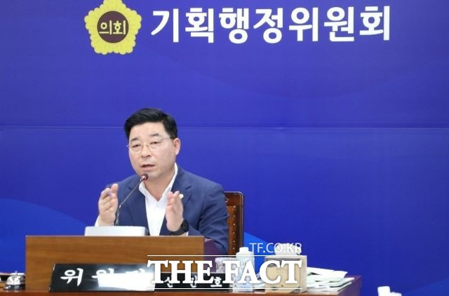 신민호 전남도의원이 도의회 기획행정위원회 위원장으로서 회의를 진행하고 있다. /신민호 의원