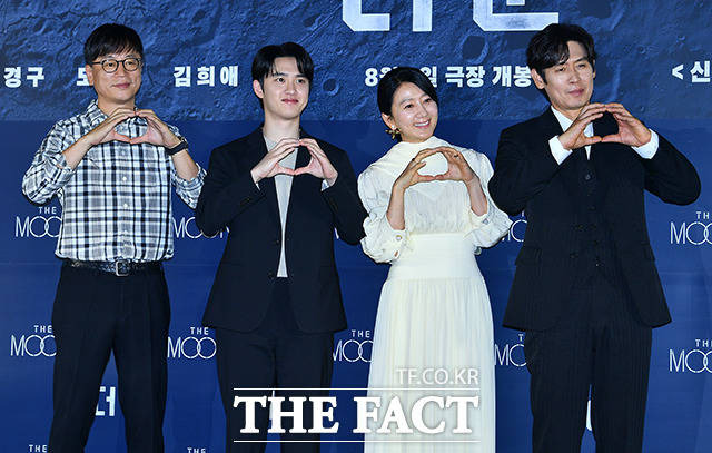 김용화 감독과 배우 도경수, 김희애, 설경구(왼쪽부터)가 27일 오전 서울 용산구 CGV 용산아이파크몰에서 열린 영화 '더 문' 제작발표회에 참석해 포즈를 취하고 있다. /장윤석 인턴기자