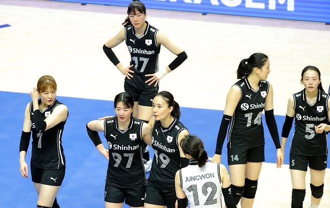 27일 오후 경기 수원 서수원칠보체육관에서 열린 2023 국제배구연맹(FIVB) 발리볼네이션스리그(VNL) 3주차 불가리아전에 출전한 한국 여자배구 대표팀. /뉴시스