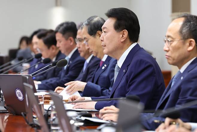 윤석열 대통령이 27일 서울 용산 대통령실 청사에서 국무회의를 주재하고 있다. (대통령실통신사진기자단) /사진=뉴시스화상