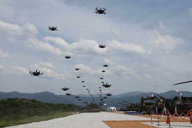 국방부는 지난 5월 25일 경기 포천 승진과학화훈련장에서 2023 연합-합동 화력격멸훈련을 실시했다고 밝혔다. 사진은 사전훈련에서 군집드론 비행을 선보이는 모습. 사진=국방부 제공