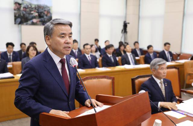 이종섭(앞줄 왼쪽부터) 국방부 장관이 1일 국회에서 열린 국방위원회 전체회의에 출석해 의원 질의에 답하고 있다. 답변을 준비하며 앉아 있는 이기식 병무청장. 뉴시스