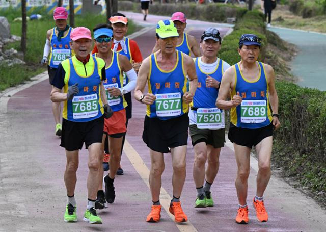 시니어 마라톤 동호회 '칠마회' 회원들이 3일 오전 서울 도림천변에서 열린 공원사랑마라톤대회에 참가해 함께 달리고 있다. 왕태석 선임기자