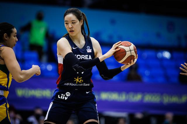 지난해 2월 국제농구연맹(FIBA) 농구월드컵 최종 예선 경기 당시 박지수 모습. 대한민국농구협회 제공