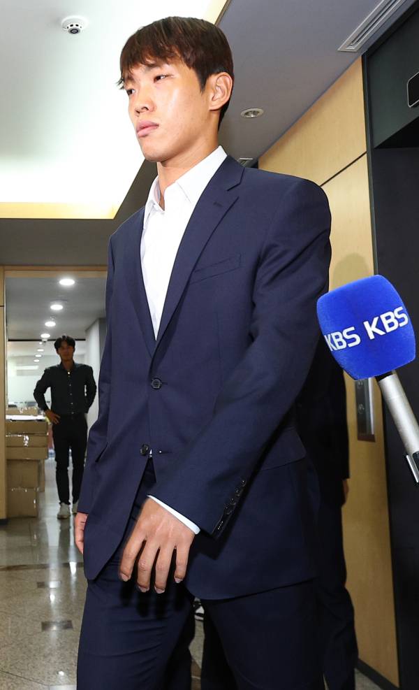 <yonhap photo-3359="">프로축구 울산 현대 소속 이명재가 22일 오후 서울 종로구 대한축구협회 축구회관에서 열린 사회관계망서비스(SNS)를 통한 인종차별 논란 관련 상벌위원회에 출석하고 있다. 연합뉴스</yonhap>