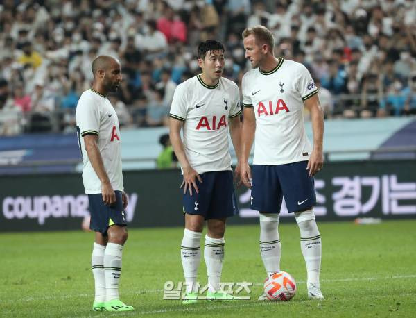 "잉글랜드 프리미어리그(EPL) 토트넘이 13일 오후 서울월드컵경기장에서 한국프로축구 '팀 K리그'와 프리시즌의 첫 경기를 펼쳤다. 토트넘 손흥민과 케인이 프리킥 준비를 하고있다. 서울월드컵경기장=정시종 기자 capa@edaily.co.kr /2022.07.13. "