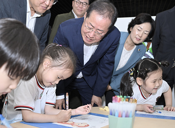 지난 26일 홍준표 대구시장(가운데)이 어린이세상 개관식 후 꿈누리관에서 아이들과 한 때를 보내고 있다. [사진=대구시]