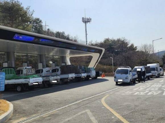 정부가 전기차 보급 대수 확대에만 급급하고 정작 중요한 차량 성능을 고려하지 않아 충전 난민을 양산하고 있다는 지적을 받고 있다. [사진=온라인 커뮤니티]