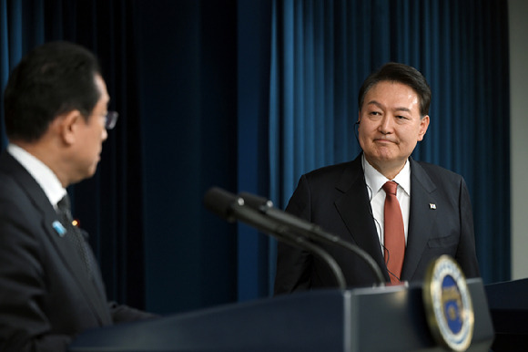 윤석열 대통령과 기시다 후미오 일본 총리가 7일 서울 용산 대통령실 청사에서 공동기자회견을 하고 있다. 2023.05.07. [사진=대통령실]