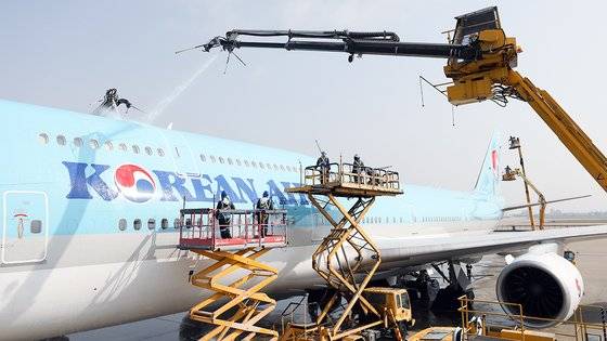 지난 4월 대한항공 인천 정비 격납고에서 이 회사 보잉747-8i 세척 작업이 한창인 모습. [뉴스1]