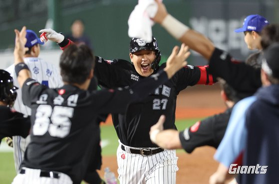 롯데 유강남(가운데)이 27일 사직 삼성전에서 9회말 끝내기 2점홈런을 터뜨린 뒤 기뻐하고 있다. 사진 롯데 자이언츠