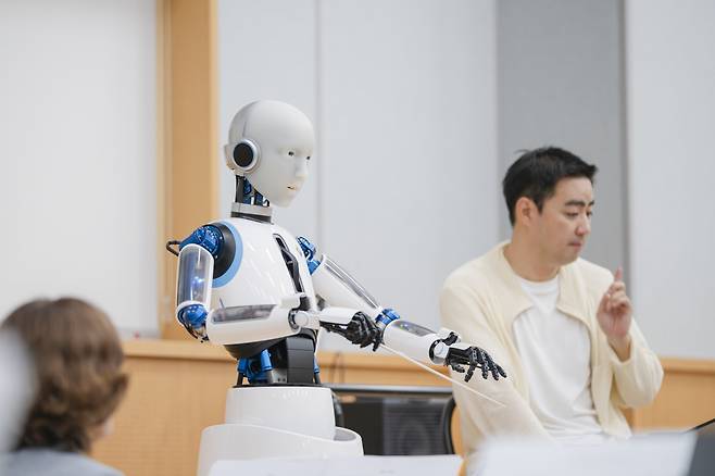 Robot conductor EveR 6 and conductor Soo-Yeoul Choi lead the Korean National Orchestra together at a rehearsal at the National Theater of Korea in Jung-gu, Monday. (NToK)