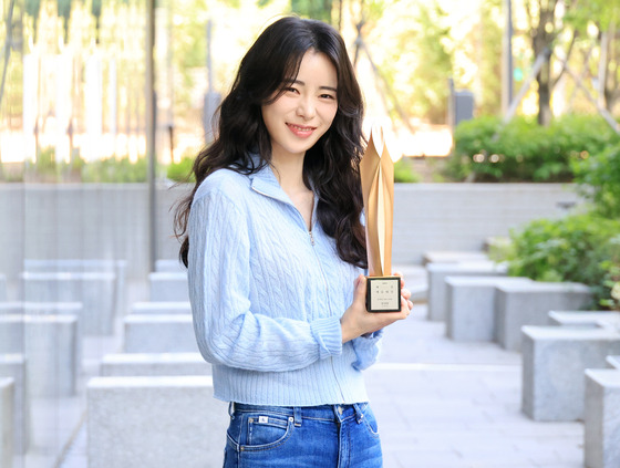 Actor Lim Ji-yeon, winner of the Best Supporting Actress award at the 59th Baeksang Arts Awards' TV section, poses for photos after an interview with the Korea JoongAng Daily in Sangam-dong, western Seoul. [BAEKSANG ARTS AWARDS ORGANIZING COMMITTEE]