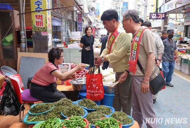 27일 박상수 삼척시장이 삼척중앙시장에서 장보기를 하고 있다.(사진=삼척시)