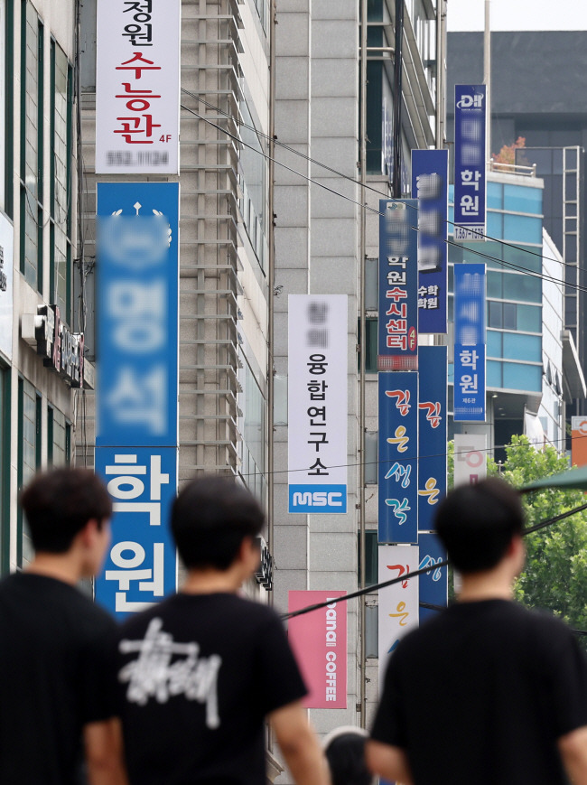 정부가 ‘공정수능’을 기치로 내걸고 학부모들의 사교육 부담을 줄이겠다고 밝힌 가운데 지난 23일 사교육 1번지 강남구 대치동 학원가에 학생들이 지나가고 있다. 정부는 26일 공정수능평가 자문위원회와 공정수능 출제 점검위원회 등을 구성해 킬러문항을 방지하겠다는 대책을 발표했다.  연합뉴스