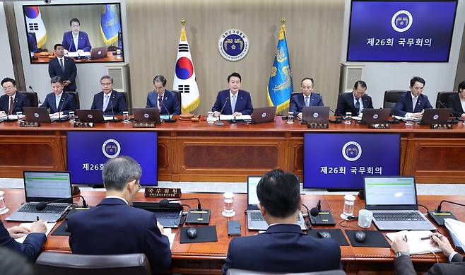 윤석열 대통령이 27일 서울 용산 대통령실 청사에서 국무회의를 주재하고 있다. [연합]