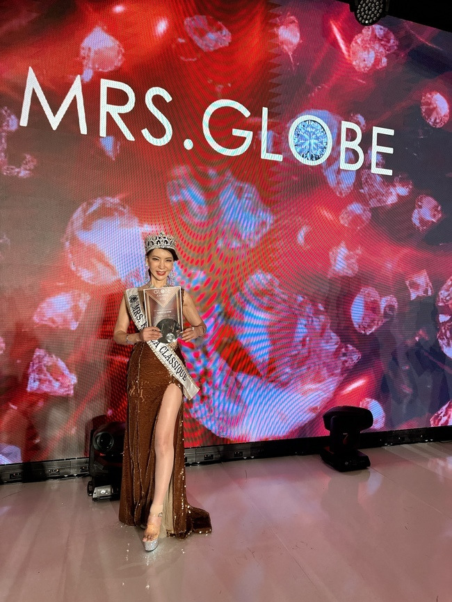 Lee Su-jin, a 57-year-old senior model, has won three gold medals in the 2023 Mrs. Globe The Classic.Lee Su-jin is the worlds most prestigious  ⁇  Mrs. Globe & Classique 2023  ⁇  World Finals Competition won three gold medals.He has been a representative of The Classic Korea. Classic 3rd Runner-Up, Mrs. Classic Choice of people winner, and so on.Lee Su-jin, who has won three gold medals, is very meaningful to show Koreas luxurious and sophisticated fashion to Mississaugas Classic candidates from all over the world including Europe and Asia. I am very grateful and honored to be able to spread the high-quality culture of K-fashion.