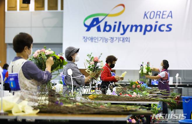 [서귀포=뉴시스] 우장호 기자 = 21일 오전 제주 서귀포시 제주국제컨벤션센터에서 제39회 전국장애인기능경기대회 각 기능별 경기가 진행되고 있다. 제주에서는 처음 개최되는 이 대회는 23일까지 그동안 갈고 닦은 기량을 겨루게 된다. 2022.09.21. woo1223@newsis.com