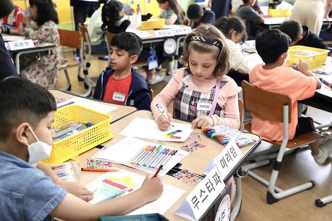 [울산=뉴시스] 구미현 기자 = 27일 오전 울산 동구 서부초등학교 한국어반에 재학중인 아프가니스탄 특별기여자 자녀들이 한글 공부를 하고 있다. 2023.06.27. (사진=울산시교육청 제공) *재판매 및 DB 금지